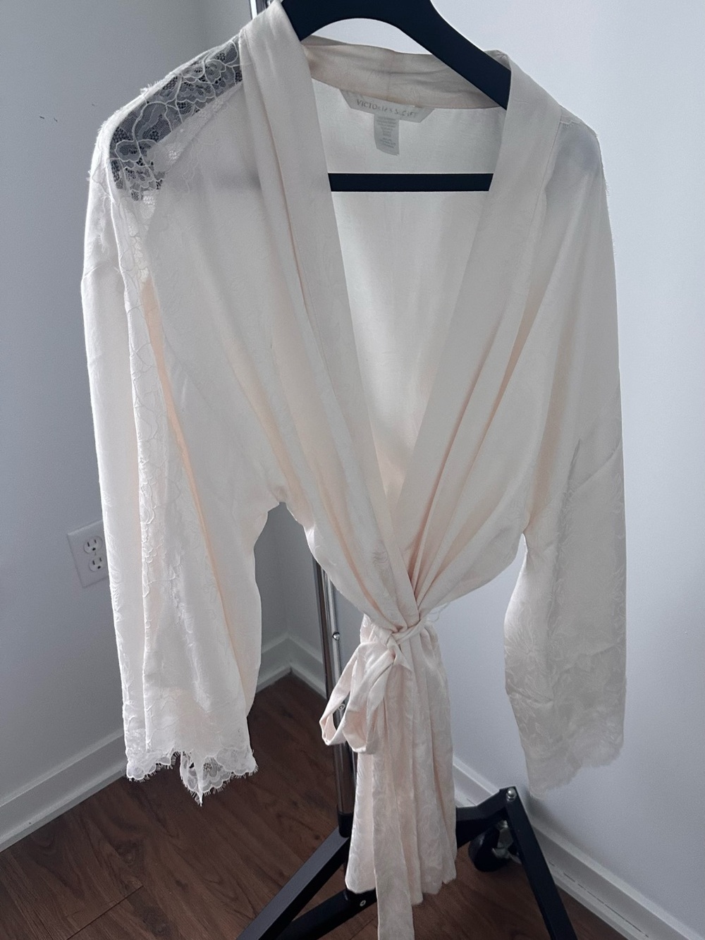 Victoria’s Seacret, Satin and Lace Robe in Coconut  White NWT